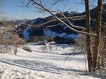 Blick auf den verschneiten Hof Lauwilberg 
