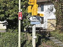 Wanderwegweiser auf dem Dorfplatz Lauwil