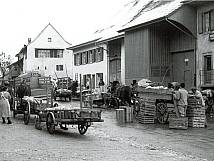 Emsiges Treiben in der Dorfstrasse 1946