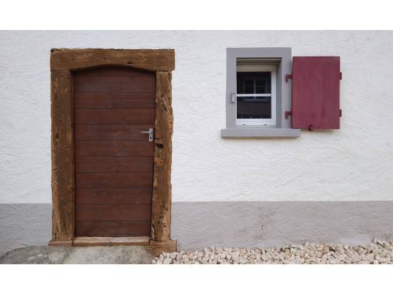 Schöne alte Stalltüre in der Dorfstrasse