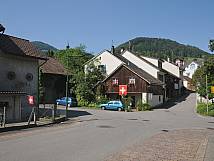 Blick auf den Dorfplatz von der Dorfstrasse aus