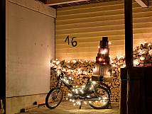 Geschenktransport mit Mofa - Adventsfenster 2020