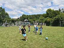 Fussballfeld neben dem Spielplatz