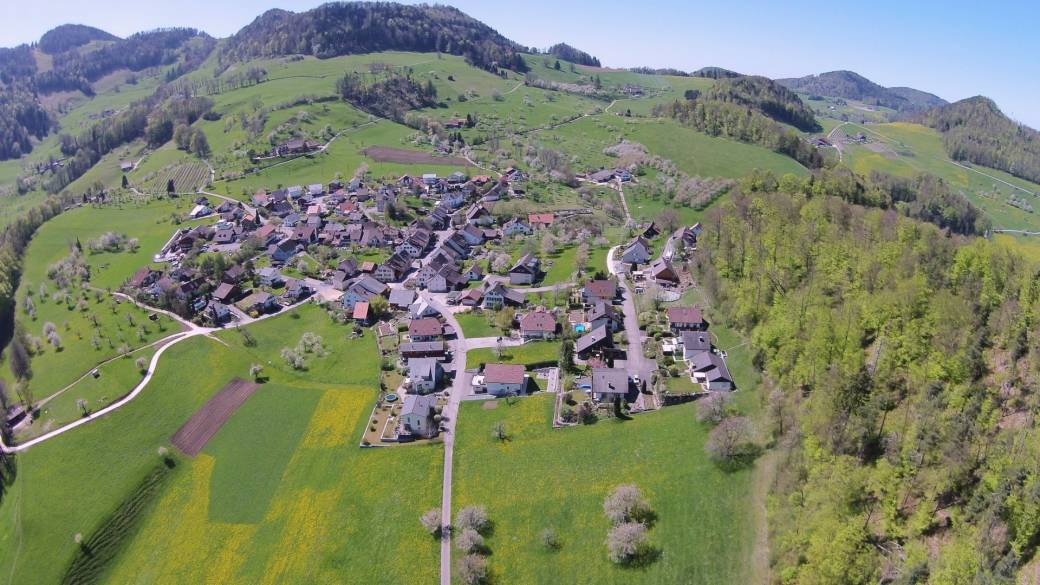 Lauwil im Frühling mit Drohne aus dem Osten aufgenommen